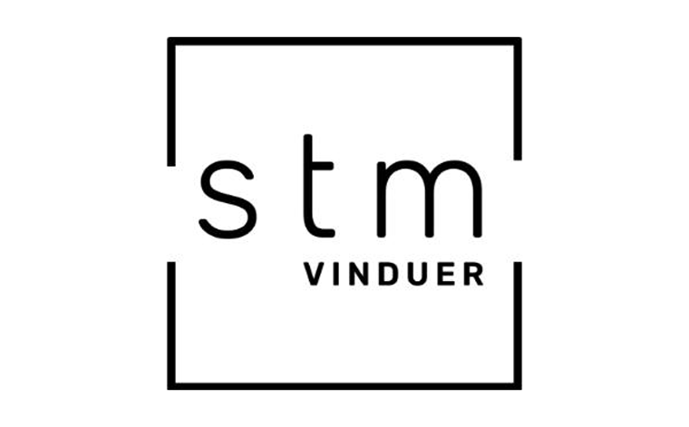 Logo fra STM Vinduer med sorte bogstaver på hvid baggrund