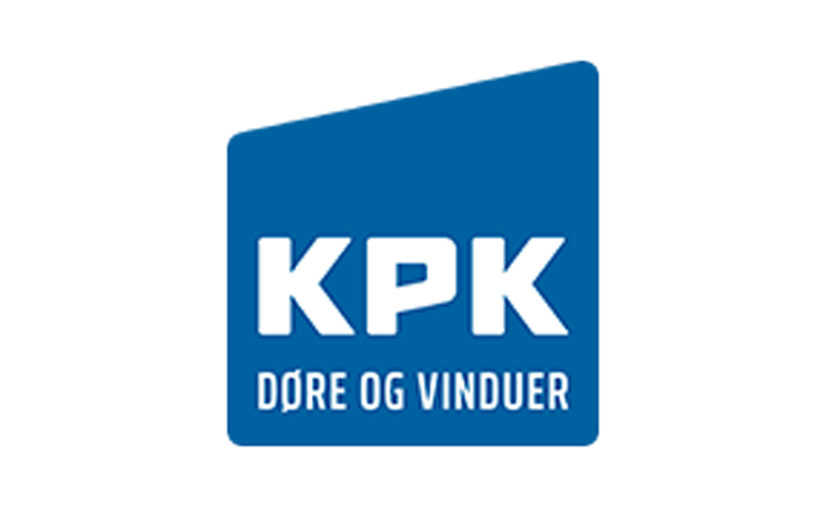 Logo fra PKP Døre og vinduer hvor navnet står på en blå kasse med ensidig taghældning