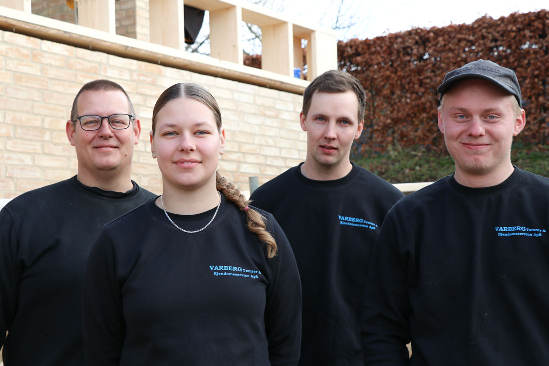 Medarbejderne hos Varberg Tømrer & Ejendomsservice. Fra venstre tømrermester Johan Varberg Pedersen, Kristina Pedersen, Kasper Svendsen og Viktor Paulsen.